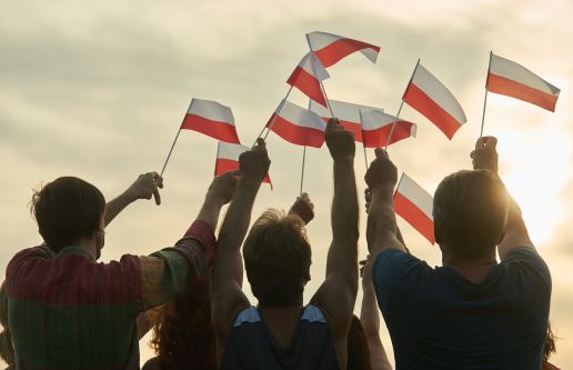 2 maja można spotkać wielu Polaków z flagą. Za znieważenie flagi lub godła RP grozi w Polsce kara.