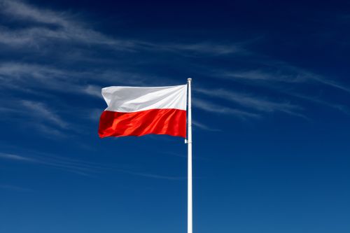 2 maja, w Dzień Flagi wywiesza się w biało-czerwoną flagę.