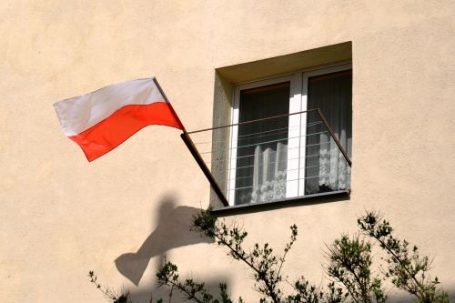 2 maja w wielu oknach zawisa polska flaga składająca się z dwóch poziomych pasów w kolorze białymi i czerwonym
