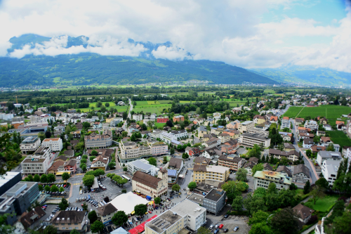 Liechtenstein; pozwolenia wydawane w celach zarobkowych, terytorium Liechtensteinu, wieloletnią praktyką, towarzystwa finansowe