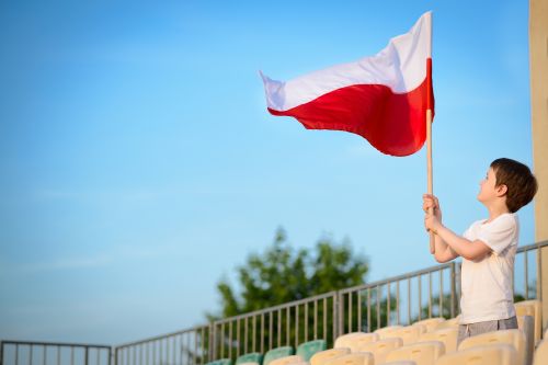 Wywieszenie flagi w Dzień Flagi RP ma wyrażać szacunek dla polskich symboli narodowych